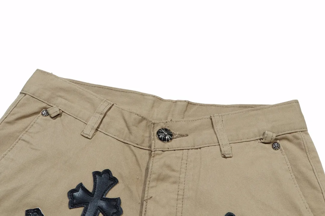 P280 Style number: D310 Chrome Hearts khaki patch leather jeans Size: s-XXL (28 30 32 34 36) Color: Khaki Size reference 28 pants length 100 waist 72 30 pants length 101 waist 76 32 pants length 103 waist 80 34 pants length 104 waist 84 36 pants length 106 waist 88
